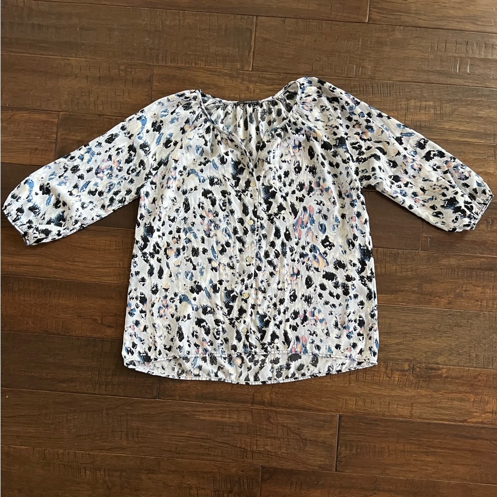West Kei womens Sz L blouse 3/4 sleeve buttons leopard print Like New!